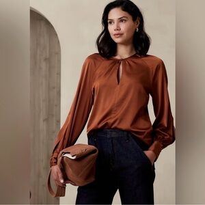 Banana Republic keyhole button closure L/S blouse